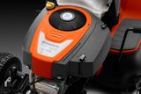 มุมมองระยะใกล้ของห้องเครื่องเครื่องตัดหญ้าแบบนั่ง Husqvarna แสดงรายละเอียดเครื่องยนต์
