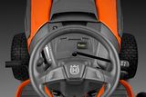 A Husqvarna fűnyíró kormánykerekének és műszerfalának felülnézete.