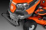 A Husqvarna felülős fűnyíró elölnézete, amelyen látható a fényszórók és az első lökhárító.
