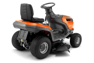 Achteraanzicht van een Husqvarna zitmaaier met maaidek.