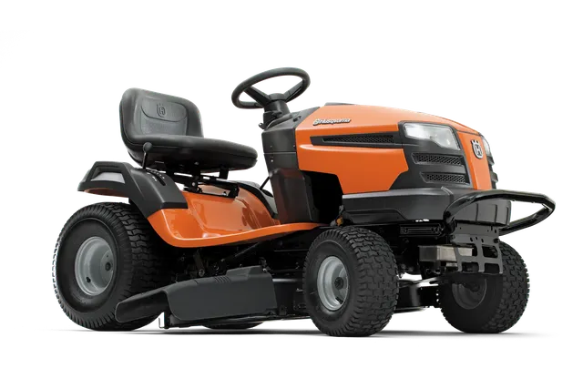 HUSQVARNA LT1597. Vista lateral de un cómodo asiento y volante de un cortacésped Husqvarna.