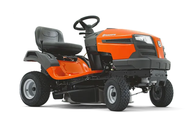 Vista lateral de un tractor cortacésped Husqvarna con el volante y el asiento visibles.