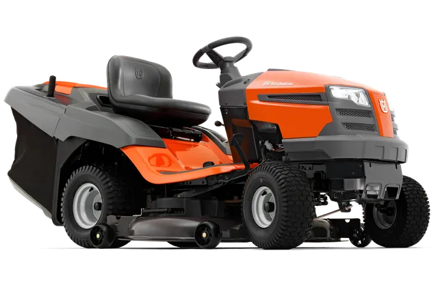 Vista lateral de um trator corta-relva Husqvarna com plataforma de corte visível.