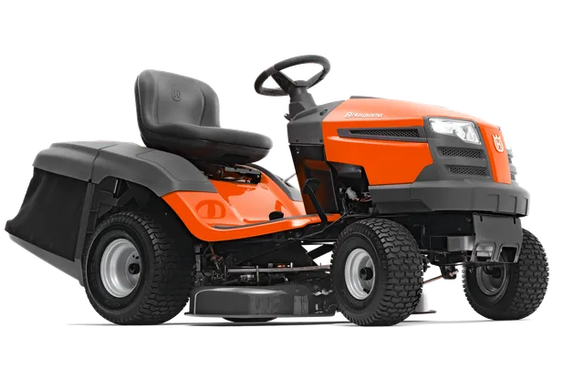 Vista lateral de um trator corta-relva Husqvarna com plataforma de corte visível.