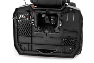 Vista inferior de um trator corta-relva que mostra a plataforma de corte e o alojamento da lâmina.