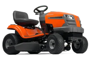 Vista lateral de un tractor cortacésped Husqvarna mostrando su diseño y características.