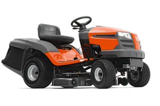 TC 138. มุมมองด้านข้างของเครื่องตัดหญ้าแบบนั่ง Husqvarna พร้อมดาดฟ้าตัดที่มองเห็นได้
