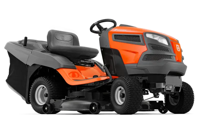 Zijaanzicht van een Husqvarna zitmaaier met grasopvangsysteem.