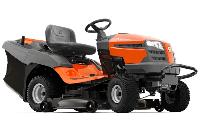 Вид збоку на газонокосарку-трактор Husqvarna з видимим стерном керування й різальною декою.