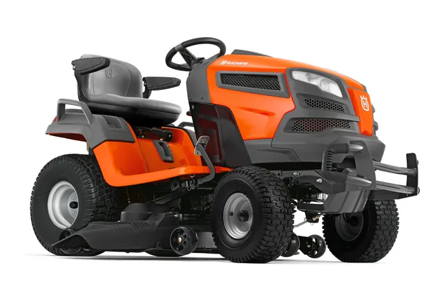 Zijaanzicht van een Husqvarna zitmaaier met een maaidek.