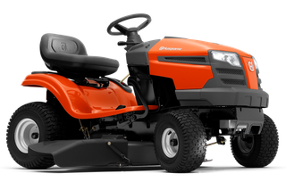 Vue latérale d’une tondeuse autoportée Husqvarna avec carter de coupe.