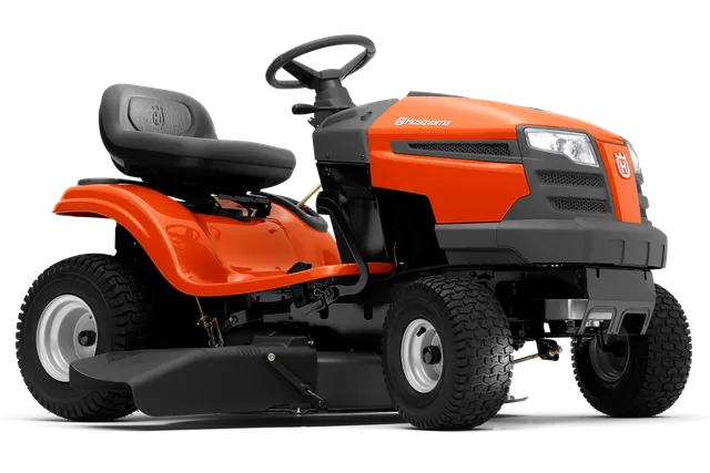Вид збоку на газонокосарку-трактор Husqvarna з різальною декою.