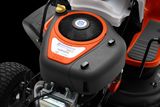 มุมมองระยะใกล้ของเครื่องยนต์เครื่องตัดหญ้าแบบนั่ง Husqvarna ที่แสดงการออกแบบและส่วนประกอบ