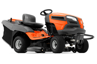 มุมมองด้านข้างของเครื่องตัดหญ้าแบบนั่ง Husqvarna พร้อมดาดฟ้าตัด