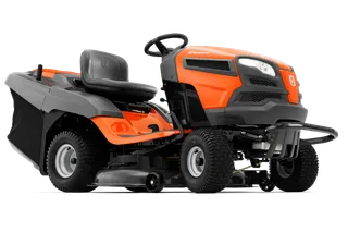 HUSQVARNA TC 238. มุมมองด้านข้างของเครื่องตัดหญ้าแบบนั่ง Husqvarna พร้อมดาดฟ้าตัด