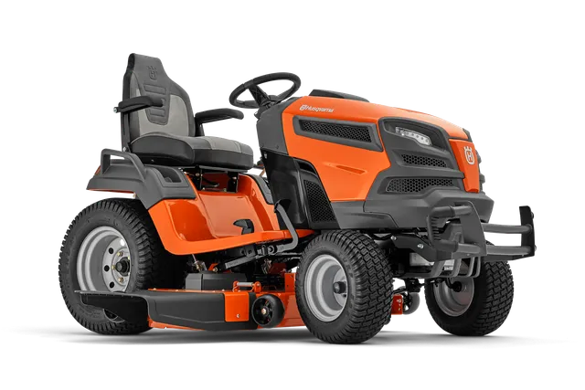 Vooraanzicht van een Husqvarna zitmaaier met maaidek.