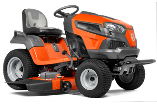 Vista lateral de un tractor cortacésped de Husqvarna que muestra su diseño y características.