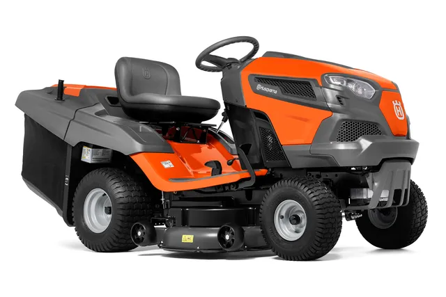 Вид збоку на газонокосарку-трактор Husqvarna з видимою різальною декою.