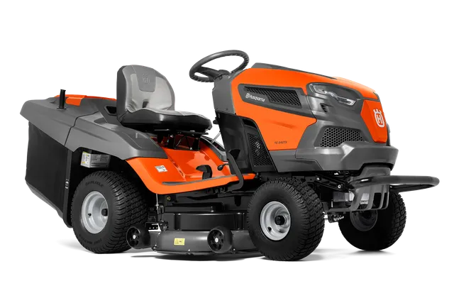 Zijaanzicht van een Husqvarna zitmaaier met maaidek.