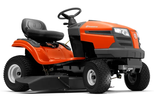 Seitenansicht eines Husqvarna Aufsitzrasenmähers mit Mähdeck.