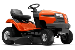 Vista lateral de un tractor cortacésped Husqvarna con equipo de corte.