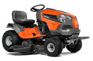Vista lateral de un tractor cortacésped Husqvarna con equipo de corte.