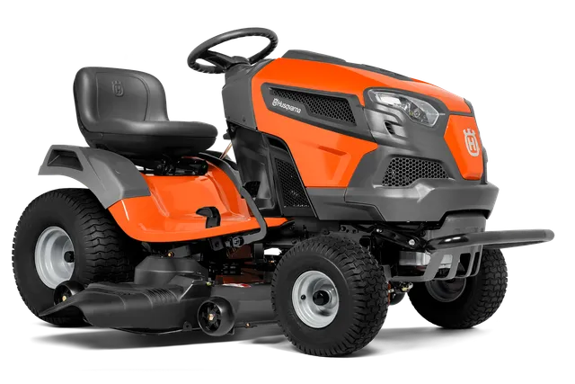 Vista lateral de un tractor cortacésped Husqvarna con equipo de corte.