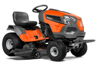 Vista lateral de un tractor cortacésped Husqvarna con equipo de corte.