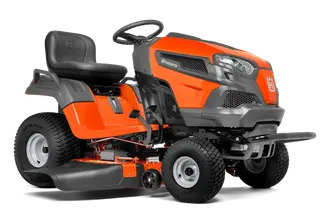 HUSQVARNA TS 242D. มุมมองด้านข้างของเครื่องตัดหญ้าแบบนั่งเล่น Husqvarna