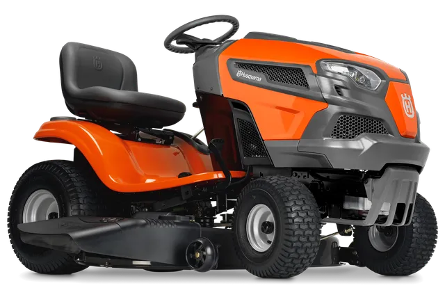 Seitenansicht eines Husqvarna Aufsitzmähers mit Mähdeck.