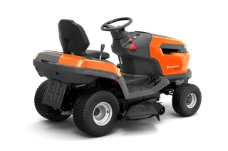 Widok z tyłu kosiarki samojezdnej Husqvarna z widocznym siedzeniem i kierownicą.