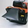 Pogled straga na Husqvarna kosilicu koja prikazuje žlijeb za ispuštanje trave.