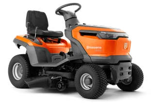 Vy från sidan av en åkgräsklippare från Husqvarna med synlig ratt och säte.