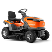 Seitenansicht eines Husqvarna Aufsitzmähers mit sichtbarem Mähdeck.