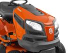 Vista frontal de un tractor cortacésped de Husqvarna que muestra su diseño y sus faros.