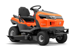 Vista lateral de um trator corta-relva Husqvarna com plataforma de corte.