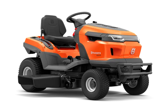 Edestä view Husqvarnan ajettavasta ruohonleikkurista, jossa on ergonominen istuin ja ohjauspyörä.