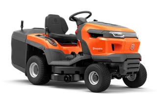 Vy från sidan av en Husqvarna åkgräsklippare med klippaggregat.