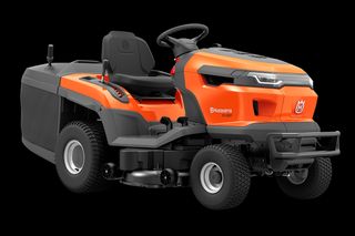 Vy från sidan av en Husqvarna åkgräsklippare med klippaggregat.