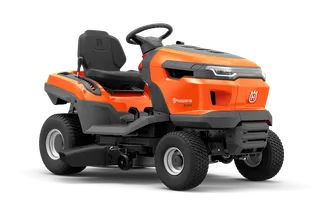 Vy från sidan av en Husqvarna åkgräsklippare med klippaggregat.
