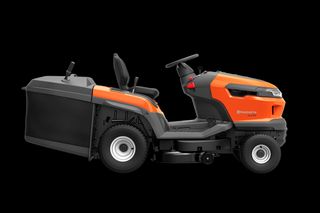 Vy från sidan av en Husqvarna åkgräsklippare med gräsuppsamlare.