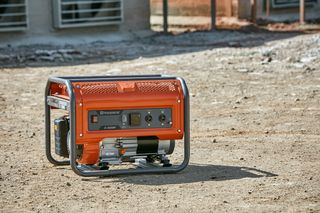 Gerador Husqvarna colocado num local de construção com terra batida.