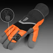 Pogled sprijeda na zaštitnu rukavicu s istaknutom značajkom kompatibilnom sa zaslonom osjetljivim na dodir.