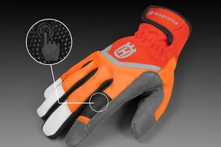 Pogled sprijeda na Husqvarna radne rukavice s istaknutom značajkom kompatibilnosti sa zaslonom osjetljivim na dodir.