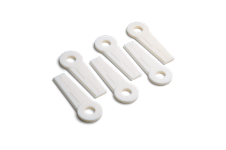 Ylhäältä kuusi identtistä valkoista muoviterää, joissa jokaisessa on merkintä "Made in Italy".