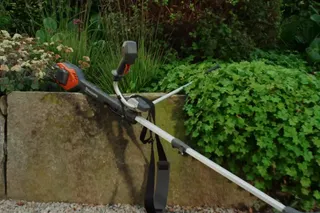 Husqvarna 220iR. Feature-benefit film 220iR Grass trimmer 16x9 DK