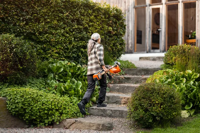 Husqvarna 220iR – Összecsukható, kompakt kivitel