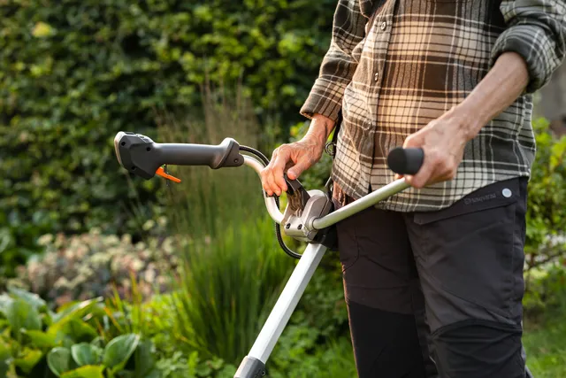 Husqvarna 220iR – Szerszám nélkül állítható rögzítés