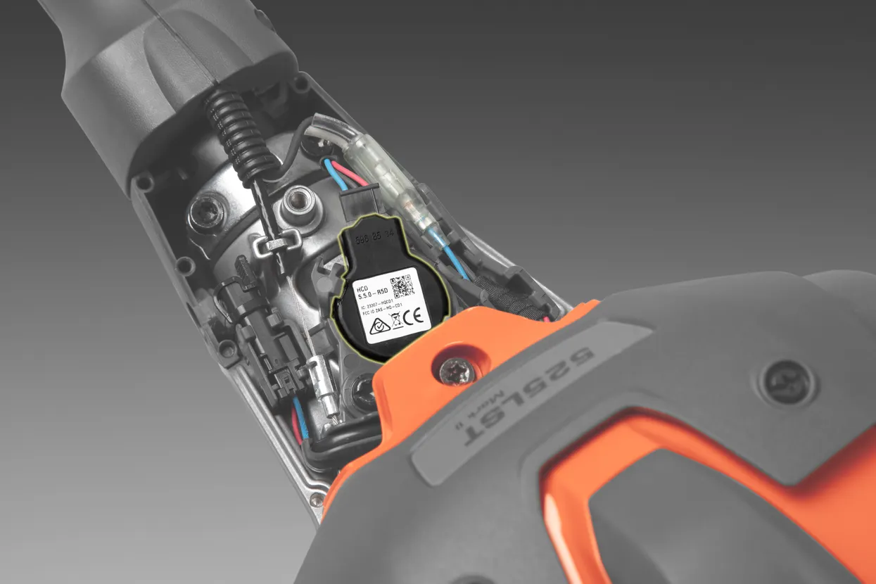 Konektivita pripravená Vyhradený priestor pre konektívne zariadenie Husqvarna, ktoré umožňuje jednoduché pripojenie k digitálnym službám, ako je Husqvarna FleetServices.