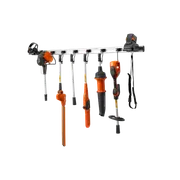 Zestaw narzędzi ogrodniczych wiszących na wieszaku ściennym, w tym nożyce do żywopłotu, dmuchawa i inne akcesoria.